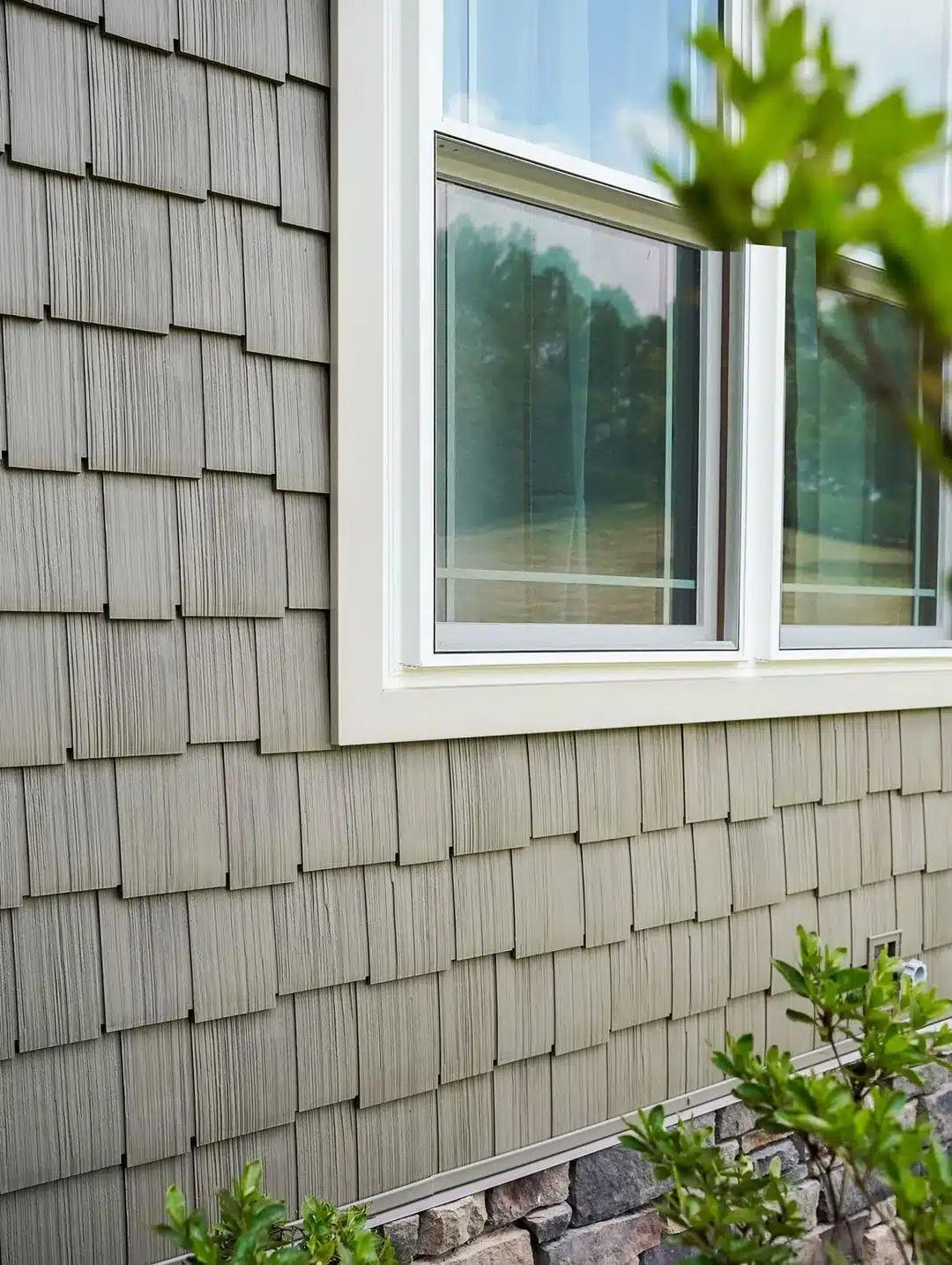 Harbor Mill staggered shake siding in Pueblo finish showcasing traditional architectural style
